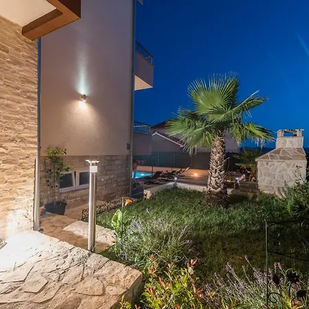 Maja With Private Pool דירה סבטי פטר