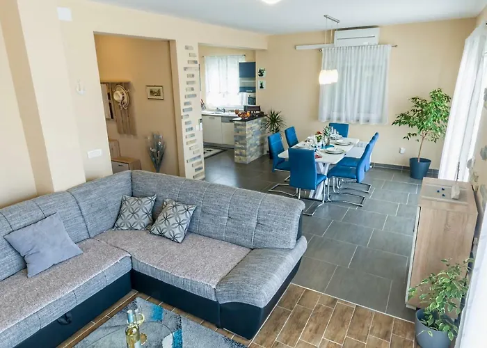 Maja With Private Pool Apartman