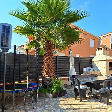 Maja With Private Pool Apartman