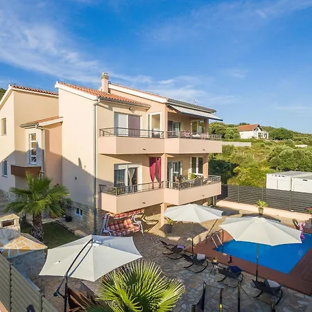 Maja With Private Pool Apartment *