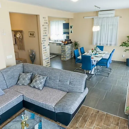 Maja With Private Pool Apartman