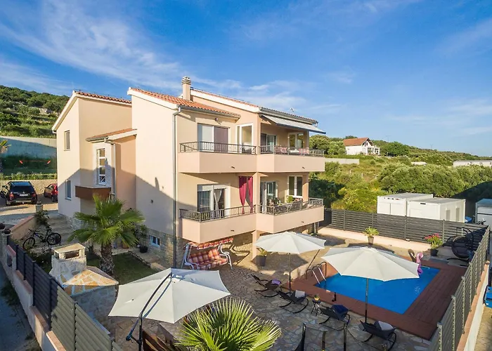 Maja With Private Pool Apartment *