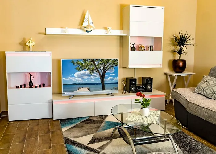 Maja With Private Pool Apartment *