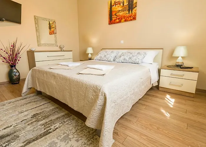 Maja With Private Pool Apartment *