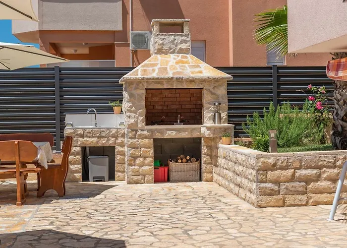 Maja With Private Pool Apartment